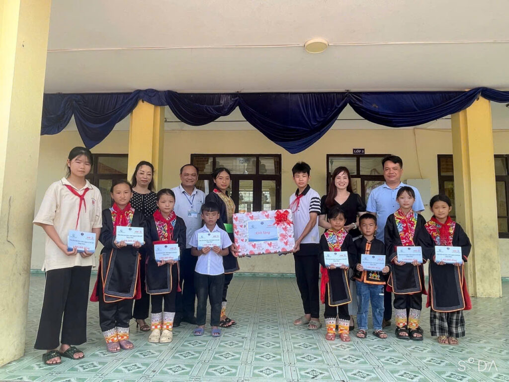 Công ty Acecook Việt Nam đồng hành cùng Quỹ Bảo trợ trẻ em Việt Nam tiếp sức đến trường cho trẻ em khó khăn tại tỉnh Quảng Ninh
