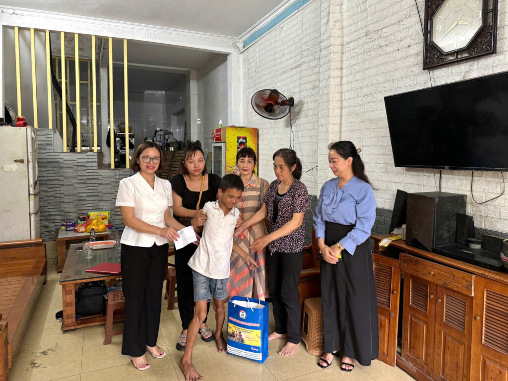 Hỗ trợ kịp thời – Quỹ Bảo trợ trẻ em tỉnh thăm và tặng quà  cho trường hợp đặc biệt
