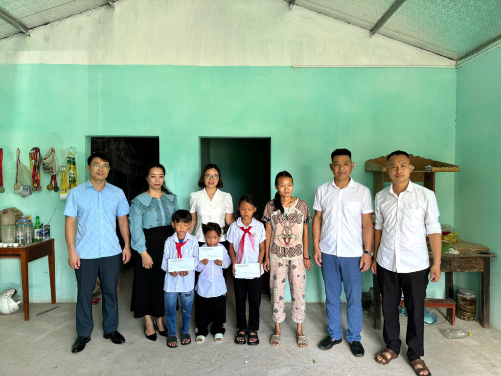 Ấm áp Ngày khai giảng: Trao tặng đồ dùng học tập, tiếp sức trẻ em khó khăn tại xã Lương Minh